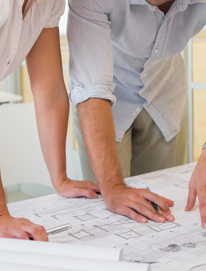 Architect in Gent en klanten overlopen ontwerpplannen