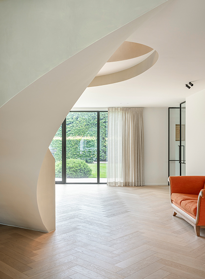 De trap als architecturaal en verbindend element in woning in Bierbeek