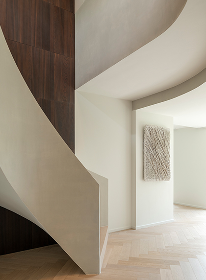 De trap als architecturaal en verbindend element in woning in Bierbeek