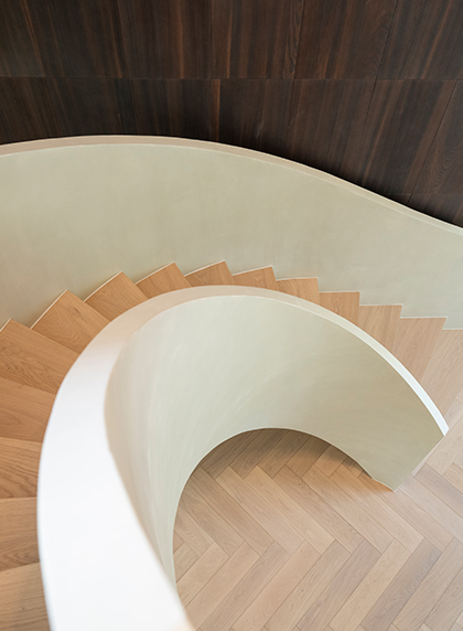De trap als architecturaal en verbindend element in woning in Bierbeek
