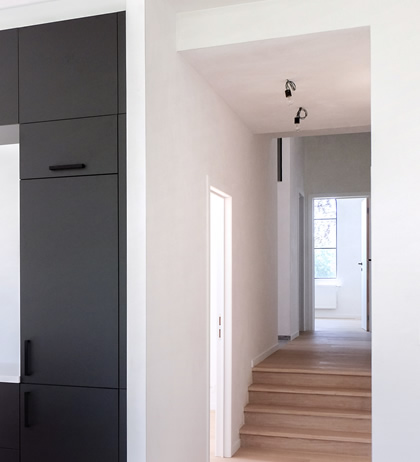 Gerenoveerde hal met trap in halfopen bebouwing Malle