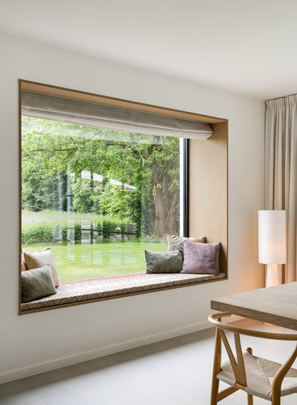 Zithoek aan het raam in woning in Herent