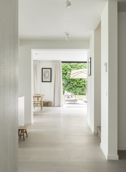 Wit gebleekte parketvloer in woning in Herent