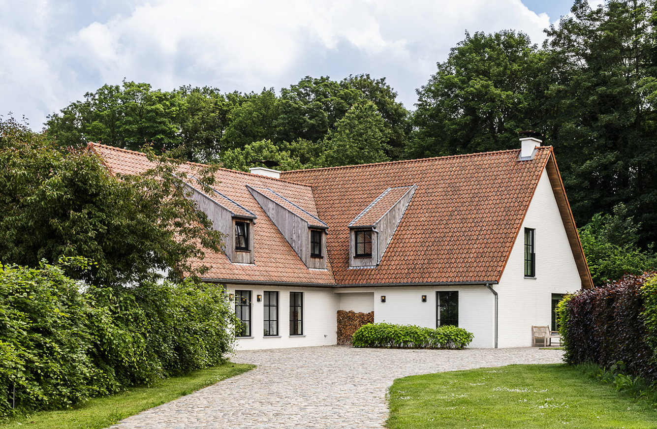 Vernieuwde gevel en dak bij opwaardering van woning in Herent