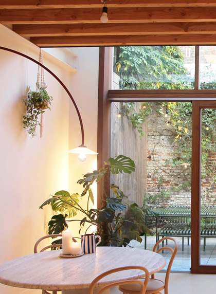 Ontbijttafel met planten en zicht op het terras in rijwoning centrum Gent
