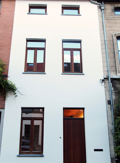 Nieuwe witte crepi tegen voorgevel rijwoning Gent met klassieke houten afwerking ramen en deuren