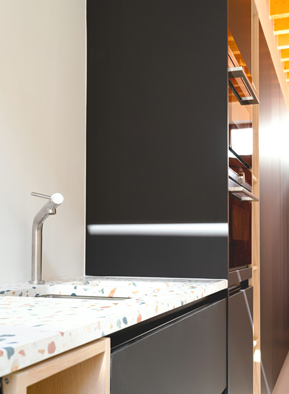 Speciale keukentablet voor nieuwe keuken in rijwoning Gent