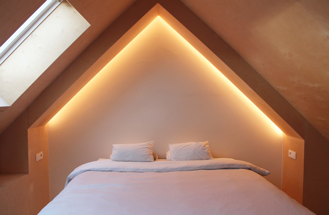 Vernieuwde slaapkamer met indirect licht in rijwoning Gent