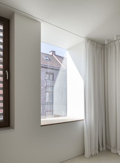 Raamdecoratie en vernieuwing kozijnen en tablet bij totaalproject stadswoning Deinze