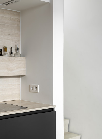 Zwart-witte keuken na totaalproject stadswoning centrum Deinze